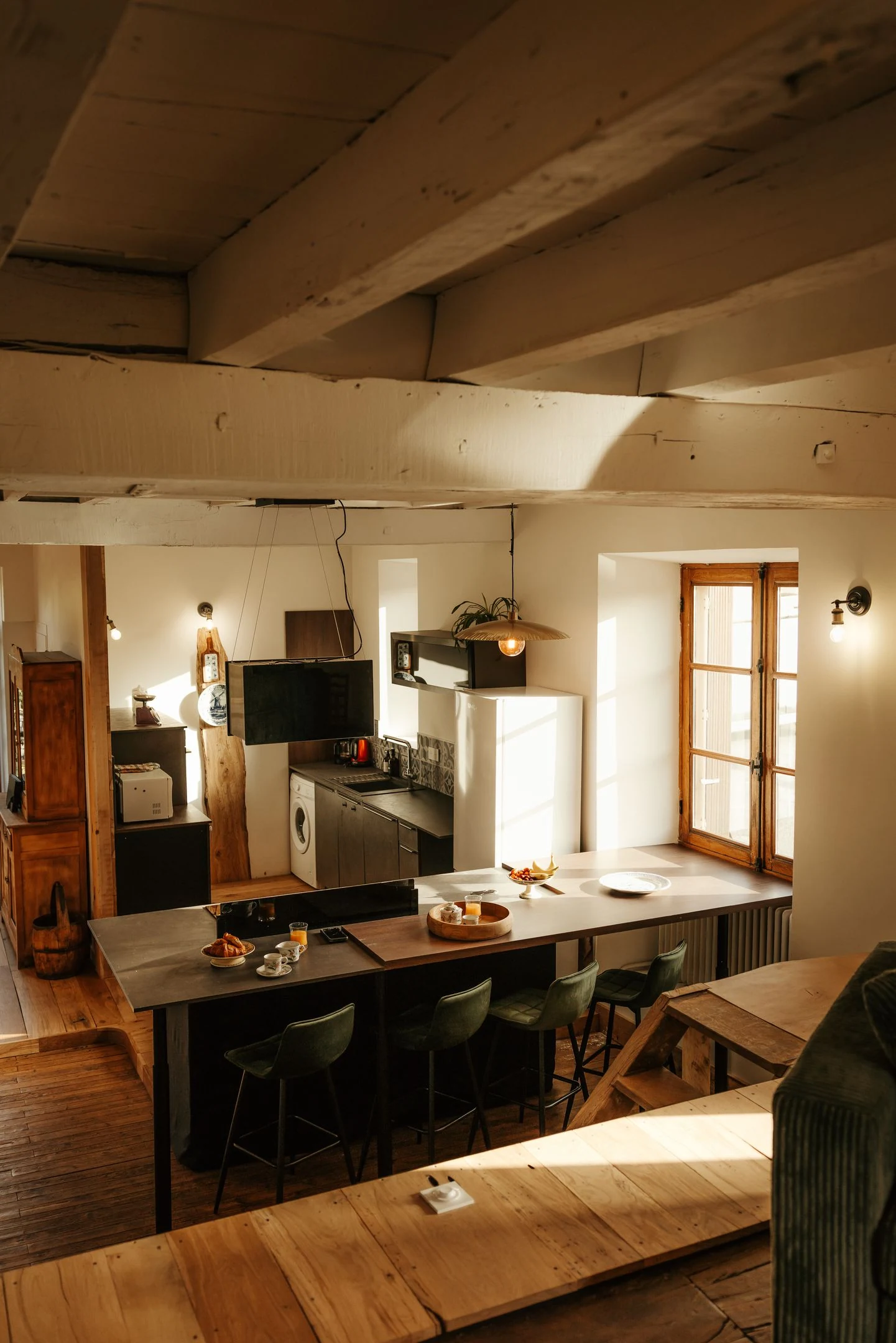 Salon avec plancher vitré sur le bief — Le Moulin de Micheline